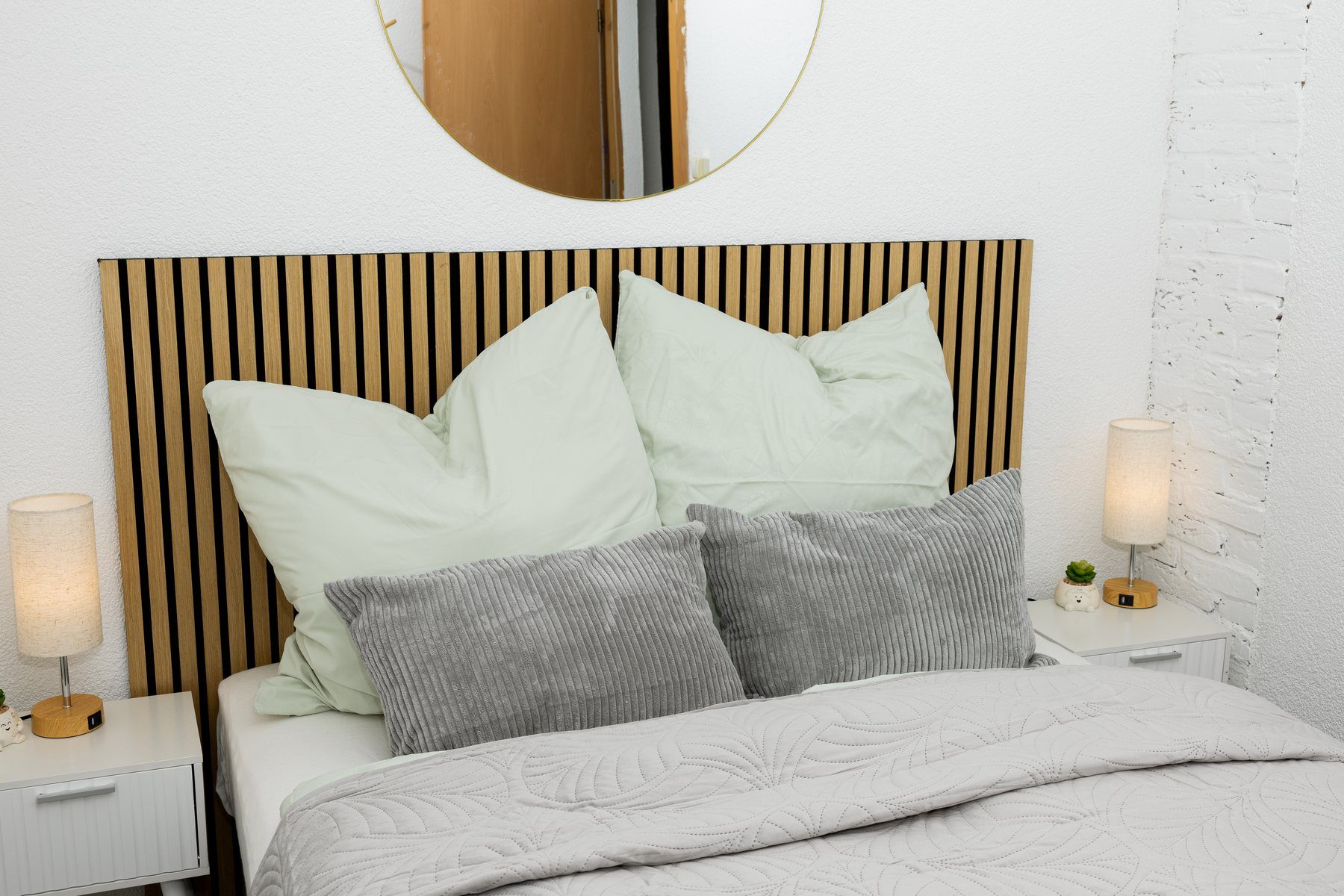 Helles Schlafzimmer mit großzügigem Doppelbett