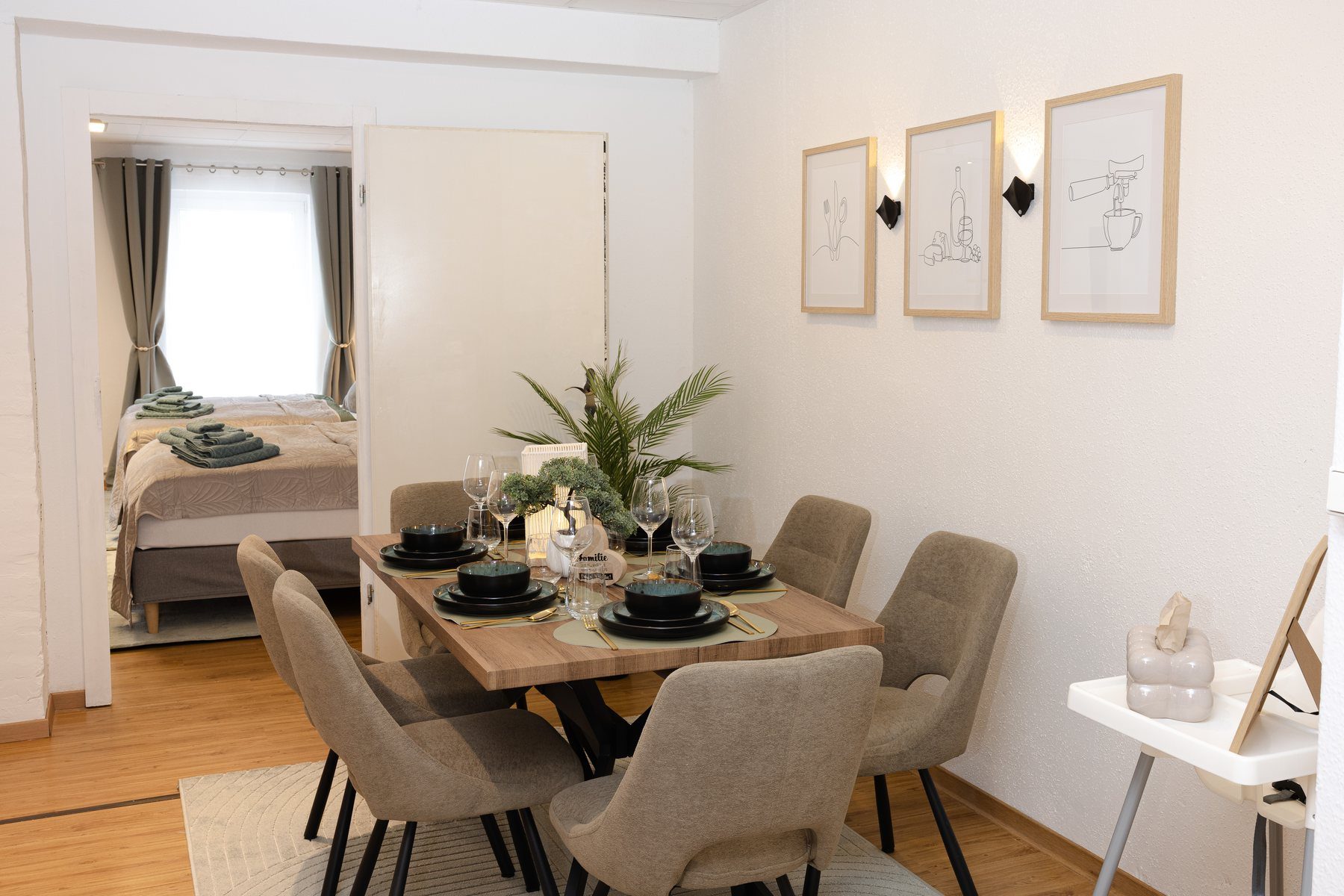 Wohnbereich mit Sofa und gedecktem Esstisch
